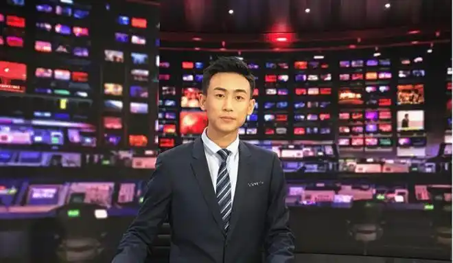 曾经是《远方的家》和《中国新闻》记者和主持人,甚至在凌晨1点,他也