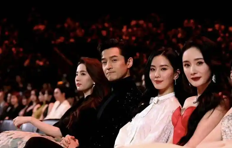 杨幂对刘亦菲满脸嫌弃,曾因《仙剑奇侠传》结缘,如今却分道扬镳_资源