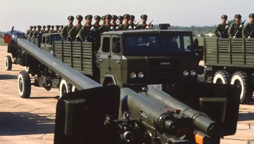 1984年,中华人民共和国国庆35周年阅兵在北京举行.