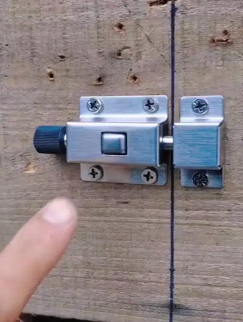 家里窗户柜门都可以安装这种自动回弹插销,轻松固定用着非常方便