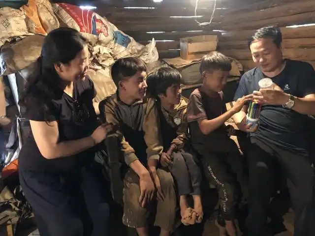 吕老师说,仅仅帮助这六个孤儿还是远远不够的,怎样把大凉山这一个地区