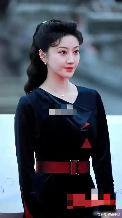 景甜近照曝光,似乎圆润了不少,发型和服装也显得老气