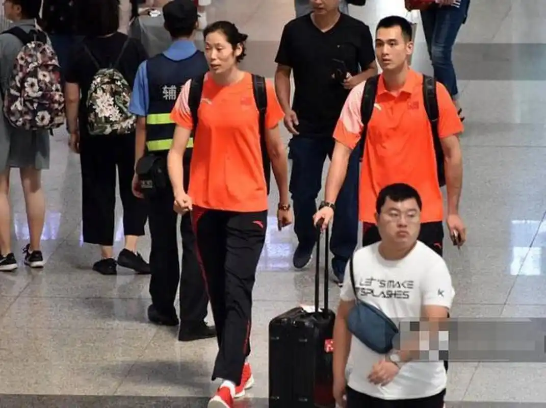 1995年出生的李童,18岁就被郎平发掘,前去担任中国女排陪打教练.