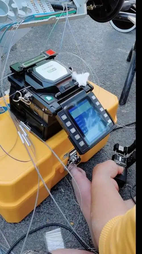 通信市政兄弟们正在抢修路边的带状光缆,用的正是comway c10r带状光纤