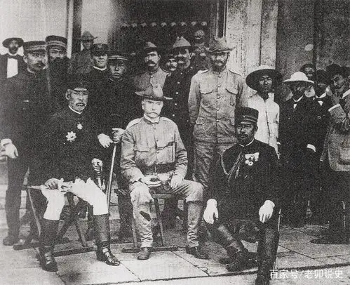 八国联军军官团在紫禁城宫门前合影.