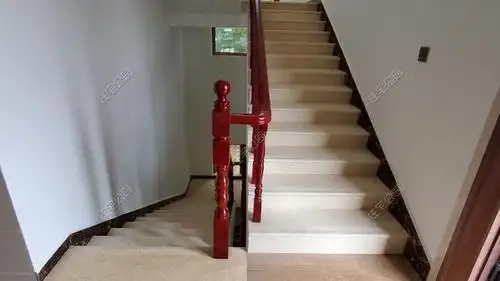 楼梯间,用的实木扶手大理石台阶.