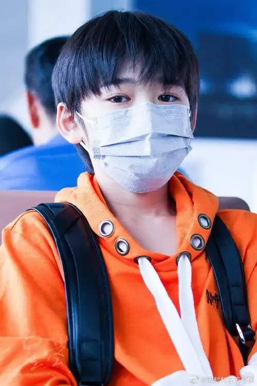 宋亚轩超话#宋亚轩 心动无限##宋亚轩 爱与温柔#口罩芽芽太好看了