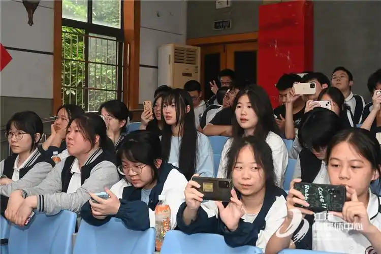 江津实验中学校举行"用英语讲中国故事"风采大赛