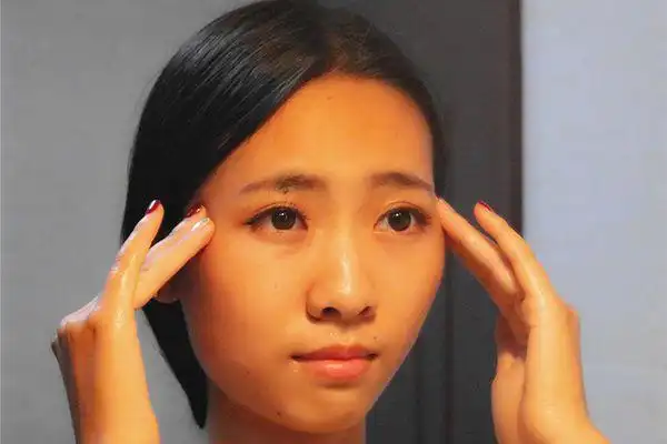 别的事,比如说吃撑了,需要去厕所把皮带松一松,还有的女性脸上脱妆了