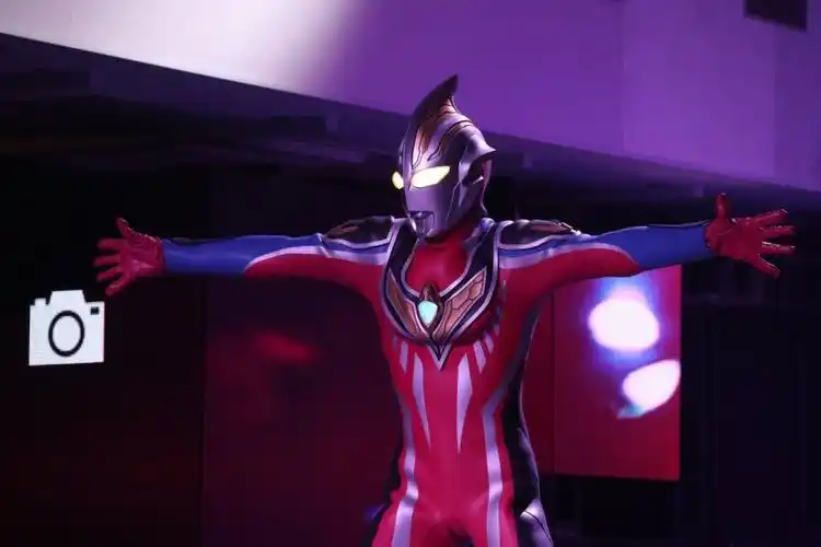 盖亚奥特曼ssv形态舞台剧写真后背造型突出一个花里胡哨