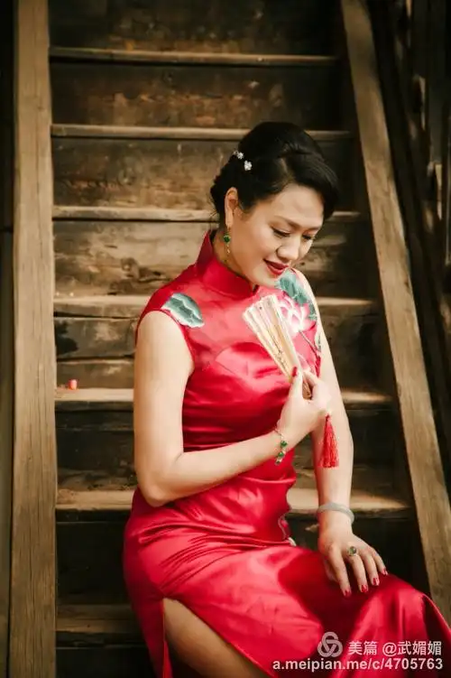 旗袍女人的本身,就有一种韵味,身上散发出内外兼修的气质,优雅妩媚