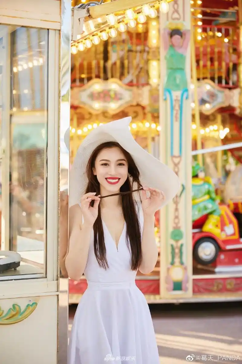 组图刘翔前妻穿上白裙嘴里含花前露事业线后秀美背