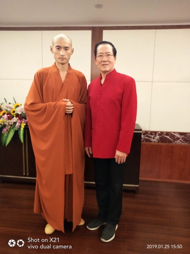 魏良河与独舞者:能烁法师(南普陀寺义工办法师,2009年毕业于北京舞蹈