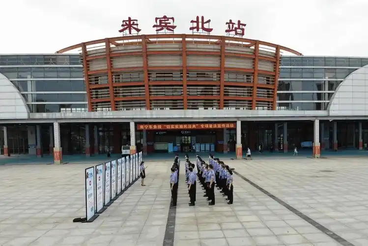 来宾北站休班职工学习《民法典》现场 摄影 黄琪