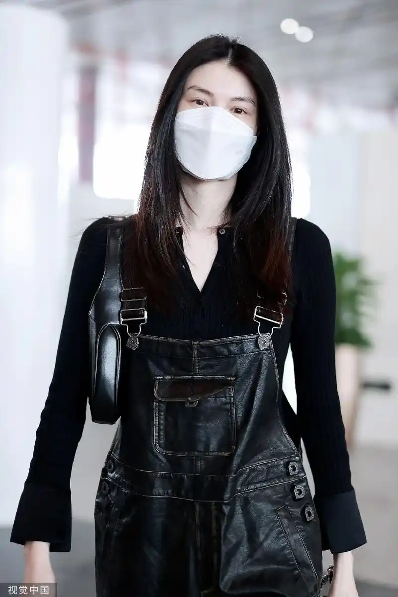 何穗all black穿搭现身机场 穿背带裤腿长两米气场全开 - 八卦 - 搜娱