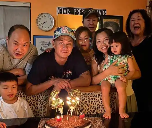 73岁许冠杰近况曝光和家人欢聚一堂千万豪宅尽显温馨