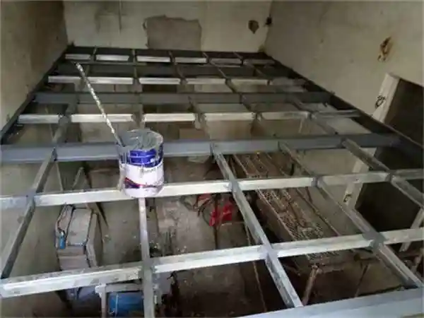 可从室内房间的位置判断,因为槽钢层在做悬挑时,会挑房间的正中间