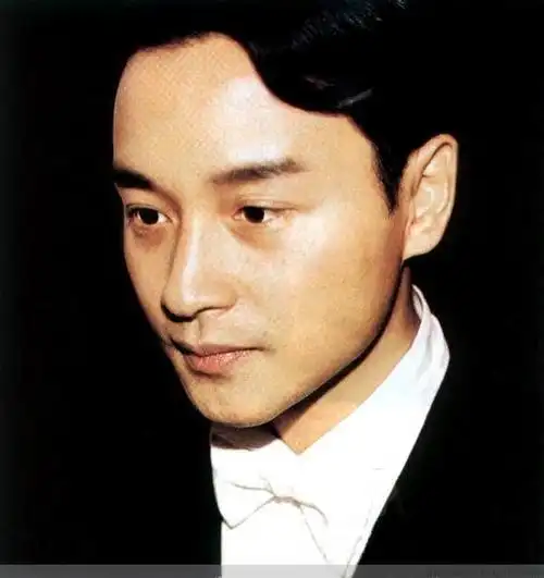 如何客观看待张国荣的长相