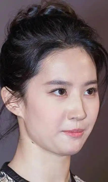 原创30多岁的刘亦菲皮肤美得像18放大脸部近照这颜值我服了