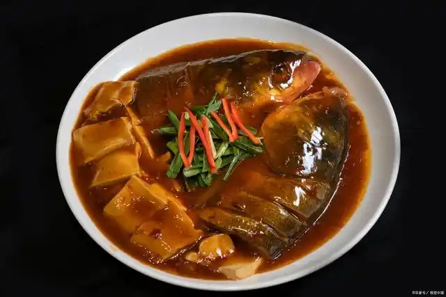 热气腾腾的"砂锅鱼头豆腐煲",滋补身体,营养丰富,太适合秋天