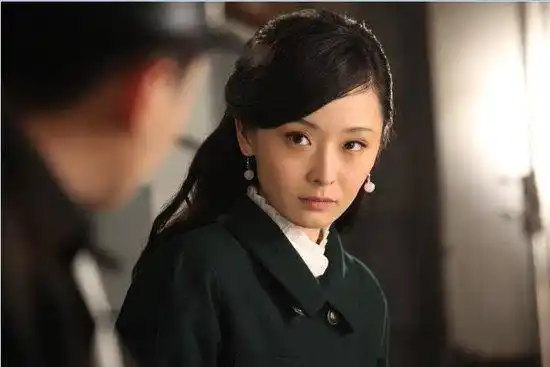 不温不火,甚至为了寻求突变演起了谍战剧,比如《黑狐》就是剧红人不红