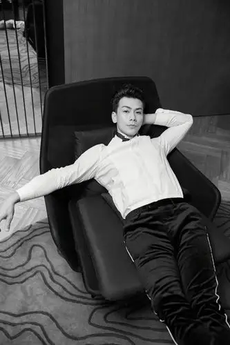 全能演员戴向宇 简约白衬衫从容演绎型男魅力