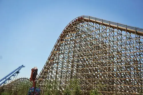 过瘾国庆去济南方特玩转亚洲首座360度木质过山车