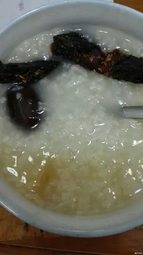 今天在家吃的红枣粥,粥上除了红枣外黑乎乎的东西有谁认识的.