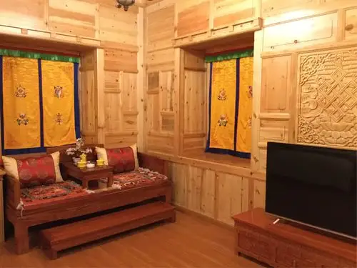 庄园为三层全藏式风格民居,1米厚的外墙采用石材修建,内设有大堂,佛堂