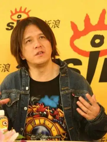 因为航班延误,在机场里逗留的时间比较长,罗琦的毒瘾发作了