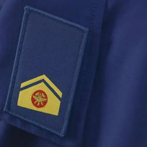 与会领导为专职消防员,文员代表佩戴了崭新的标志服饰,专职消防员代表