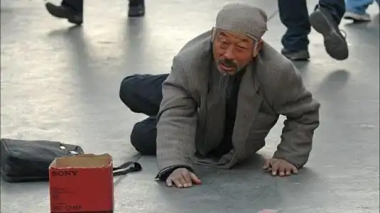 乞丐进饭店讨饭,经理赶他走,老板却来喊了一声"爸"