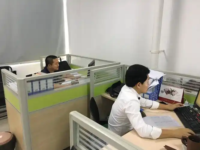 财务人员在办公室处理相关事务