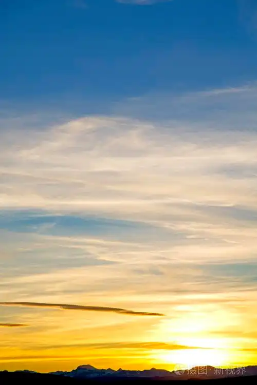 日出在五颜六色的天空中白色的太阳