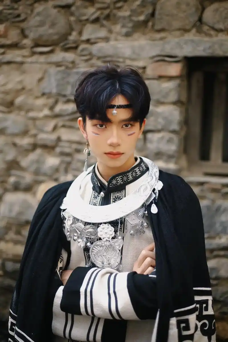 第一次旅拍.#彝族服饰 #男生写真 #国风 - 抖音