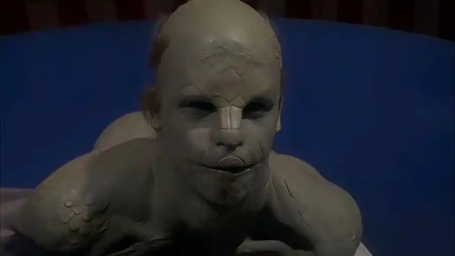 博士把毒蛇基因注入人体后异变成蛇人