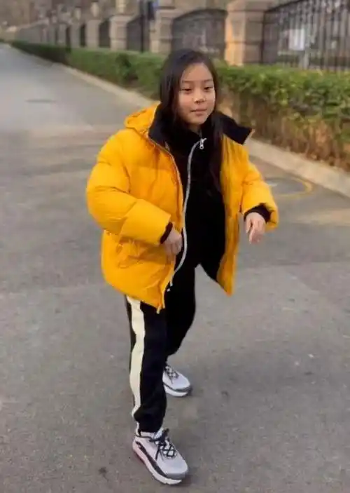 9岁甜馨前去打疫苗,接种前害怕攥紧妈妈的手,打完随即展露笑容