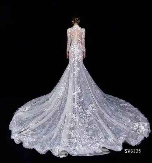 正如兰斐的婚纱,极致的透明材质好像结晶的世界,繁花让婚纱有了语言