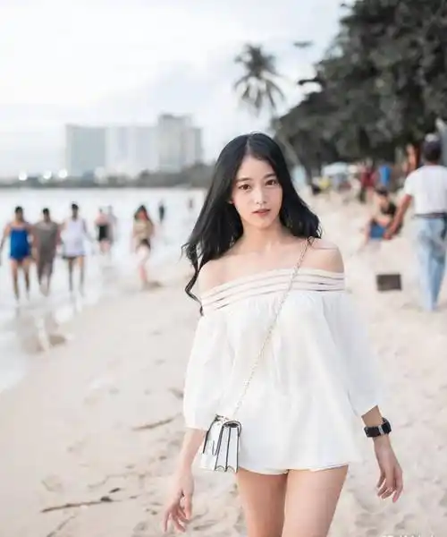 青春女生的日常生活照,各种不同的穿搭,展现出百变的迷人魅力_姐姐