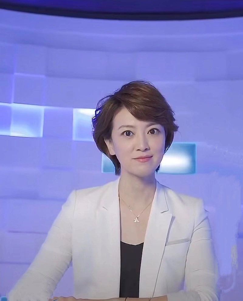 辽宁台主持人朱霞被停职,因直播发表不当言论,网友评论区起争执