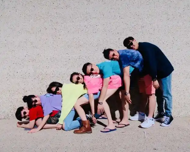 墨镜彩虹7人合照