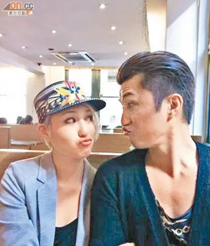 何超云陈山聪四目传情 何家青年军各领风骚