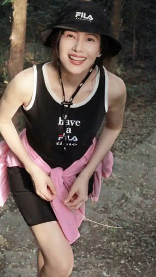 高圆圆分享爬山随拍美照穿运动装素颜灿笑状态好