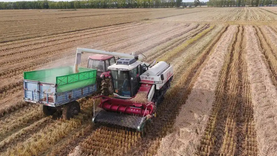 现代化高科技的农业机械,成为粮食增产,稳产的关键.