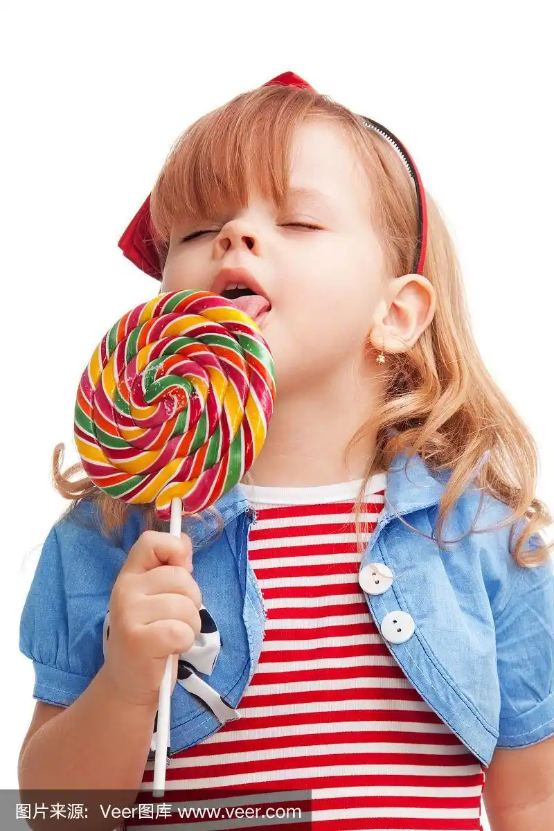 小女孩在舔大棒棒糖