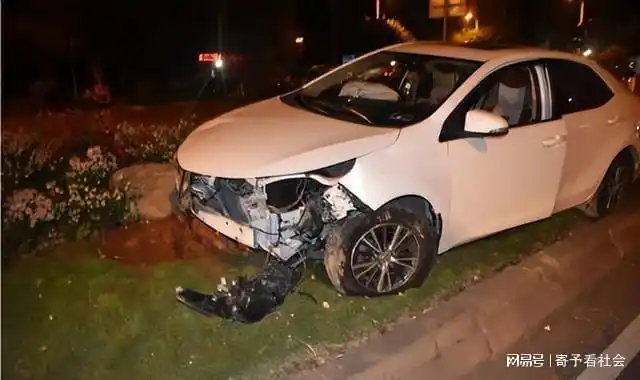 2021年男子车祸公公逼迫儿媳妇卖房妻子哭诉他车里四个女人