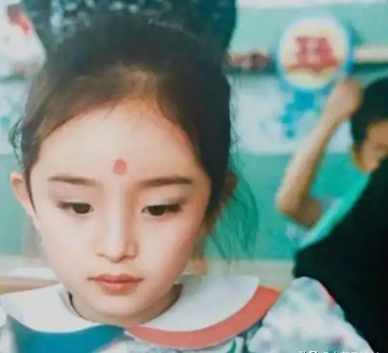 4岁的杨幂遇到了中国儿童制片厂招生的机会,她的父母抱着试一试的心态