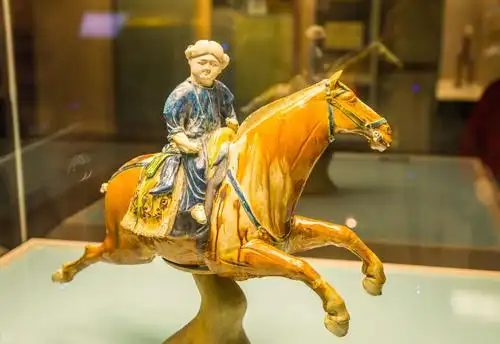 镇馆唐三彩奔马