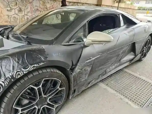 在深圳华侨城一段山路下坡时与一台宝马m3发生了碰撞