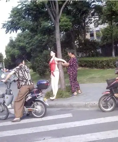 山东有一位大妈,她的家门前有一条斑马线,每天经过这里的司机无人减速